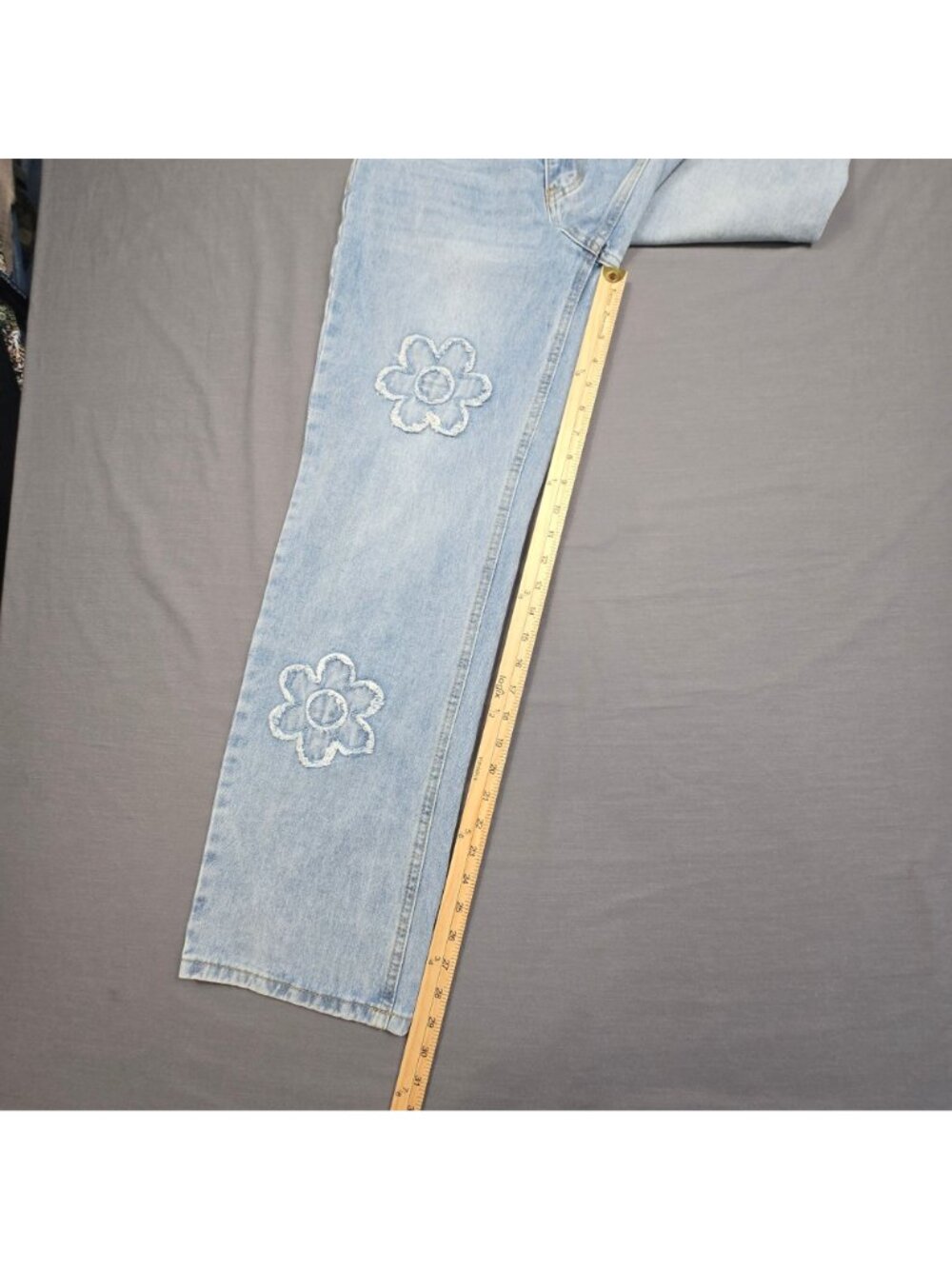 Cali 1850 Size 7/28 Straight Leg Embroidered Floral Patch Light Wash Denim Jeans - Picture 4 of 6